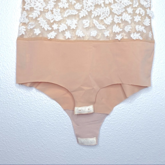 Fanfaronada Ecru Lace Bodysuit - Picture 6 of 7